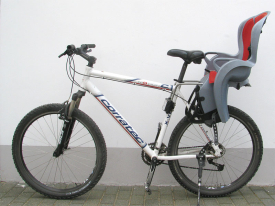 Corratec-Mountainbike mit Kindersitz